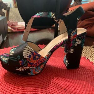 Platform floral hills